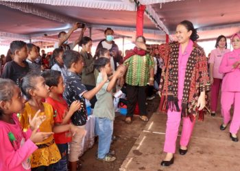 Warga Sampaikan Rasa Syukur atas Perhatian Bhayangkari kepada Masyarakat Terdampak Erupsi Gunung Lewotobi