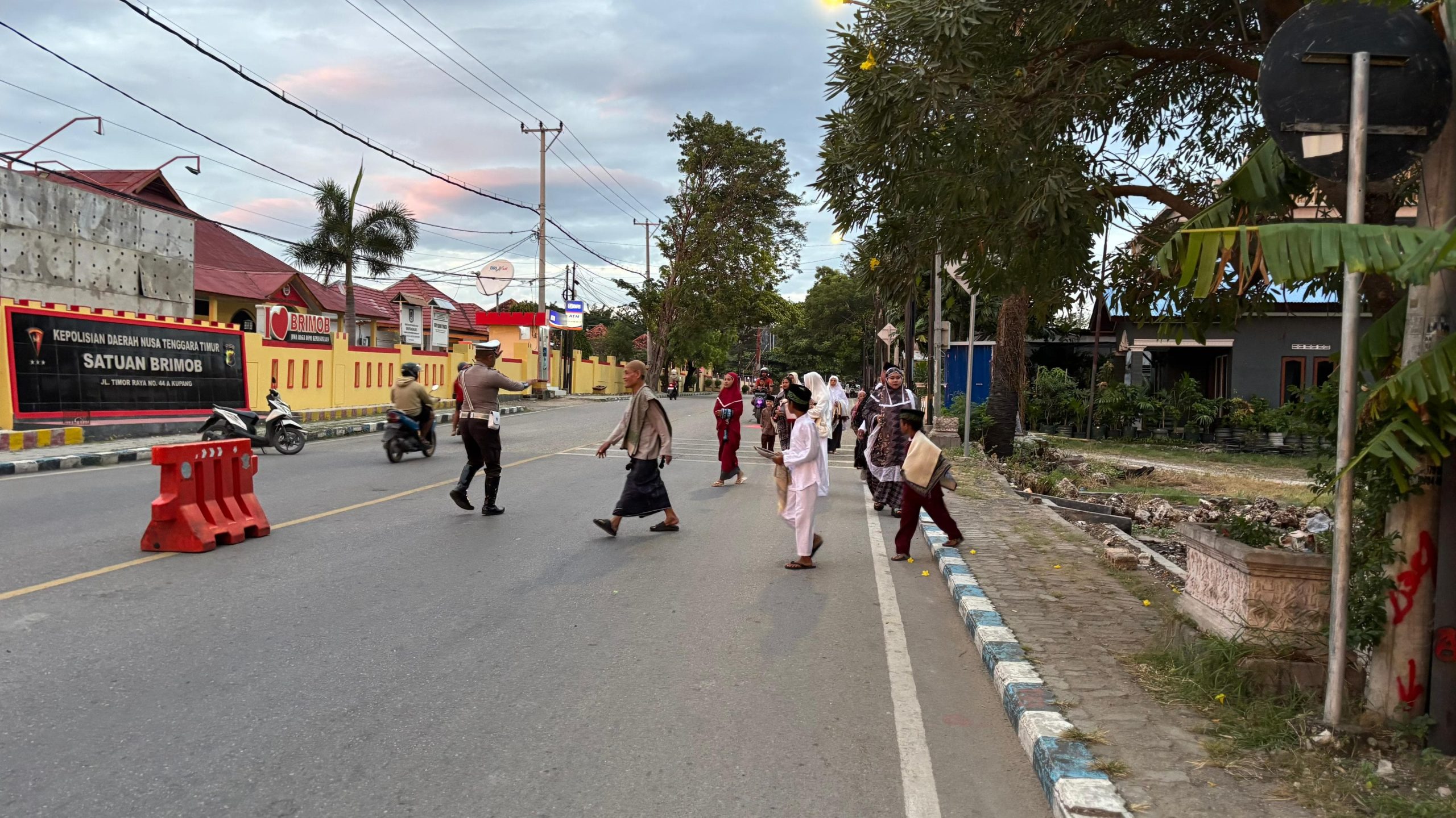 Personel Polda NTT Amankan Pelaksanaan Sholat Idul Adha 1446 H di Sejumlah Titik Strategis