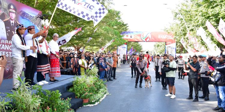 Kapolda NTT Lepas Karnaval Budaya Bhayangkara di Kupang Exotic Festival 2025