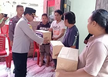 Polri untuk Masyarakat: Kapolda NTT Salurkan Bantuan Duka Melalui Polres TTS untuk Keluarga Korban Kebakaran Pasar Oinlasi