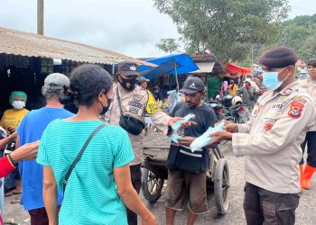 Polri untuk Masyarakat: Polres Flores Timur Bagikan Masker dan Edukasi Warga Pasar Boru Pasca Erupsi Lewotobi