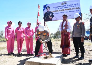 Kapolda NTT Resmikan Pembangunan Sumur Bor dan Bagikan Peralatan Sekolah di Polsek Tasifeto Barat
