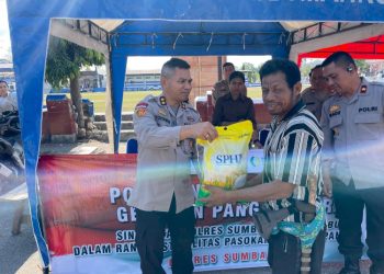 Polres Sumba Barat Gelar Gerakan Pangan Murah, Warga Antusias Borong Beras Terjangkau