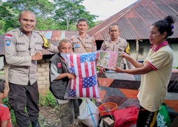 Polres Manggarai, Polda NTT Salurkan Bantuan Kemanusiaan kepada Lansia di Kecamatan Lelak
